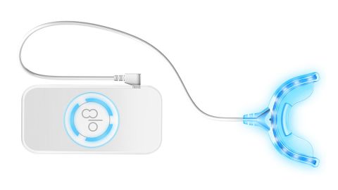 How does the glo brilliant deluxe teeth whitening device kit work?
