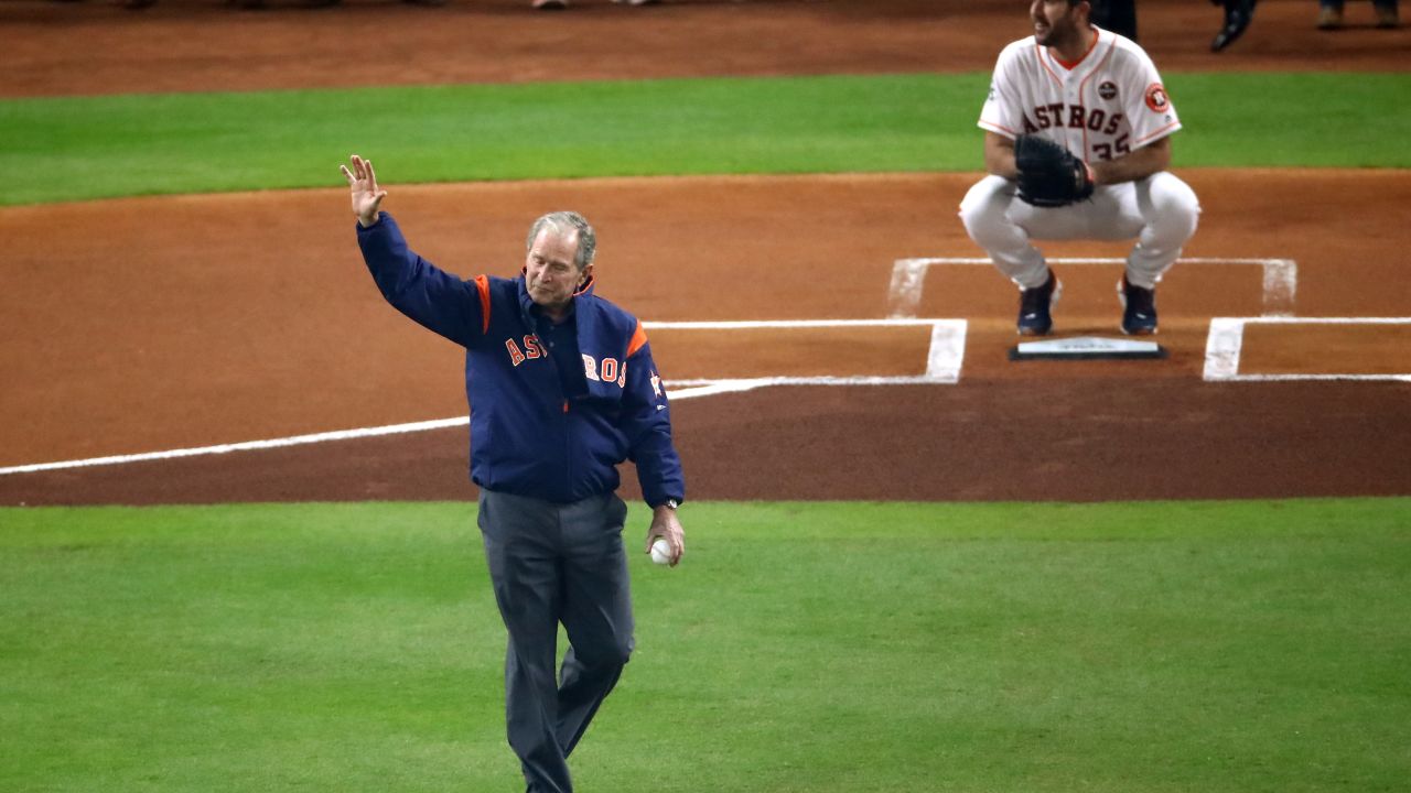Bush 41, 43 throw ceremonial pitch at World Series
