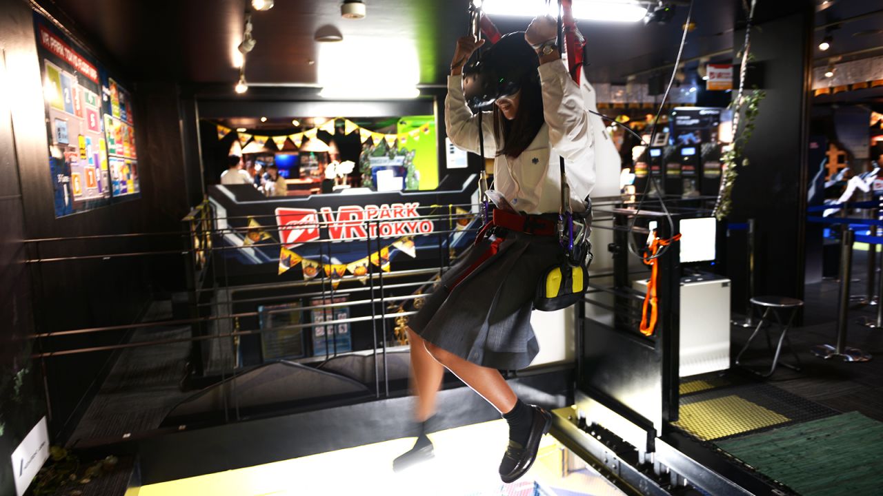 The harness can abruptly drop down and spring up, enhancing the experience of free-falling through the jungle simulated by the game.
