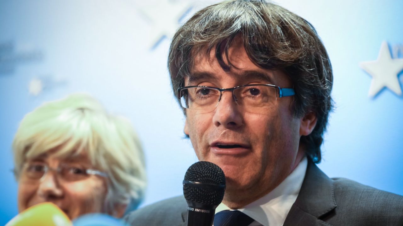 Catalonia's dismissed leader Carles Puigdemont (R), along with other members of his dismissed government address a press conference at The Press Club in Brussels on October 31, 2017.
Puigdemont, dismissed by the Spanish government on October 27 after Catalonia's parliament declared independence, reportedly drove hundreds of kilometres (miles) to Marseille in France and then flew to Belgium. / AFP PHOTO / Aurore Belot        (Photo credit should read AURORE BELOT/AFP/Getty Images)