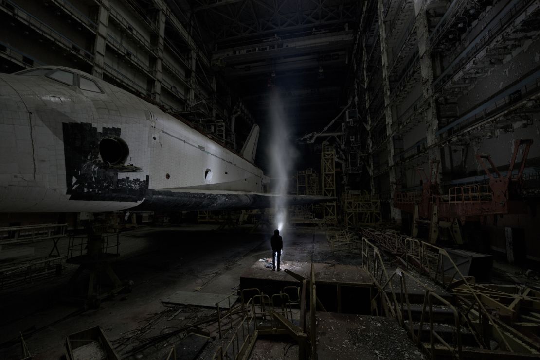 Photographer David de Rueda next to one of the abandoned Burans.