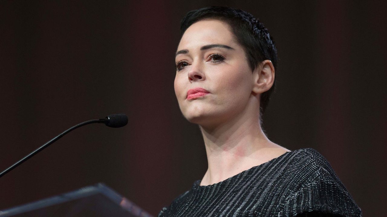 US actress Rose McGowan gives opening remarks to the audience at the Women's March / Women's Convention in Detroit, Michigan, on October 27, 2017. A stream of actress including Rose McGowan, models and ex-employees have come out, many anonymously, to accuse Hollywood producer Harvey Weinstein of sexual harassment and abuse dating as far back as the 1990s. / AFP PHOTO / RENA LAVERTY        (Photo credit should read RENA LAVERTY/AFP/Getty Images)
