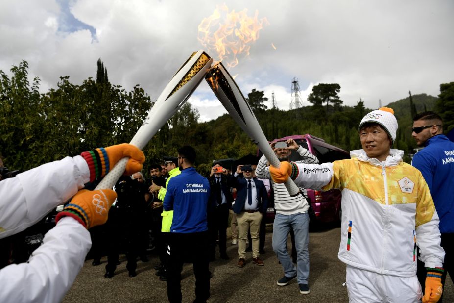 Angelis passed the torch to former Manchester United midfielder <a href="http://edition.cnn.com/2017/10/24/football/manchester-united-park-ji-sung-korea-winter-olympics-2018-pyeongchang/index.html">Park Ji-Sung</a>, the most decorated Asian footballer in history and a South Korean icon. 