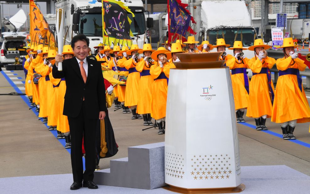 The Prime Minister of the Republic of Korea, Lee Nak-yon, then lit the cauldron to signal the start of the Olympic flame's journey to PyeongChang 2018.