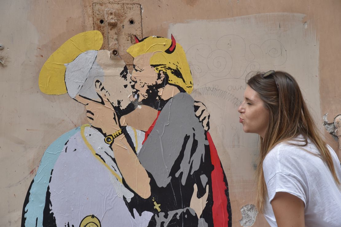 Street art - Trump-pop kiss