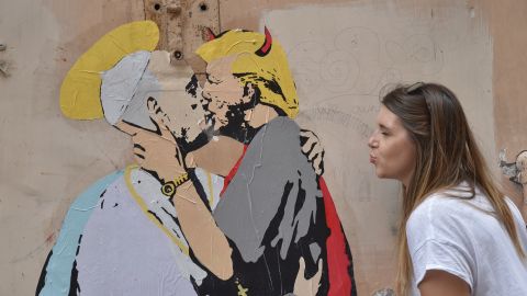 Street art - Trump-pop kiss