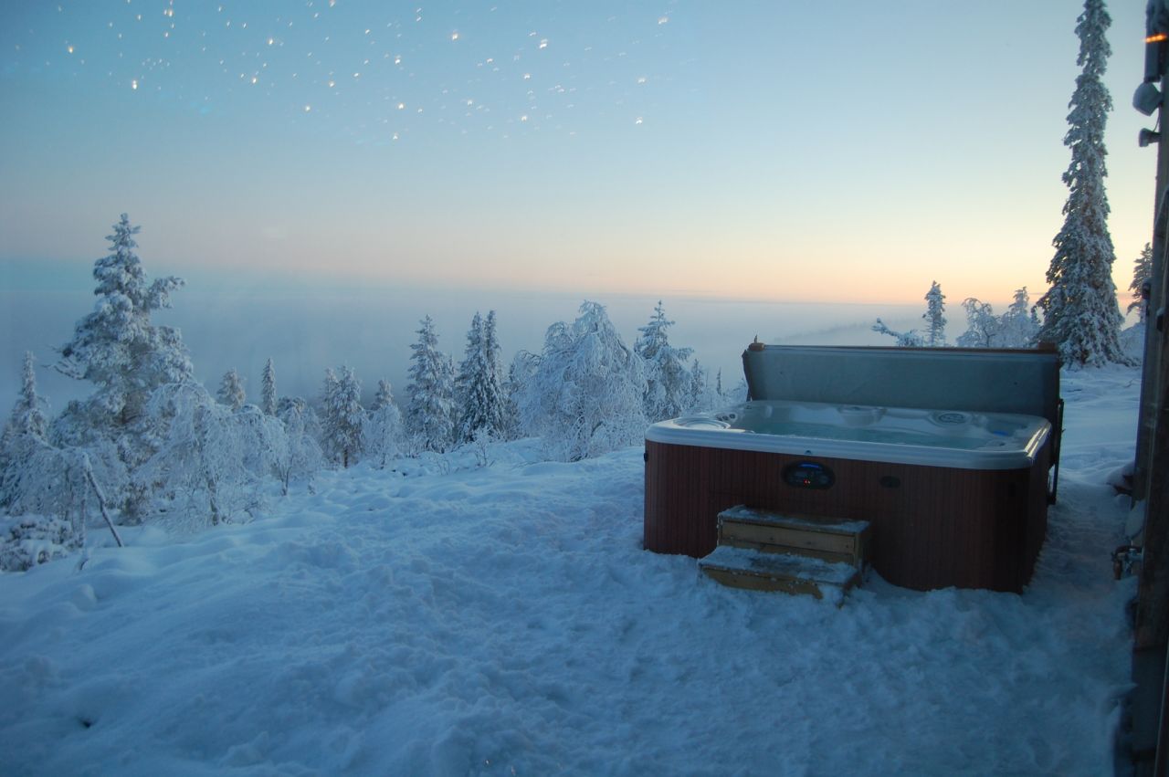 <strong>Levin Iglut: </strong>A hillside hot tub is another comfortable way to view the spectacular show.