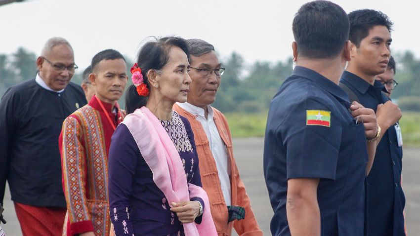 Myanmar State Counselor Aung San Suu Kyi (C) arrives in Sittwe airport for an unannounced visit to restive Rakhine state on November 2, 2017. 
Myanmar's leader Aung San Suu Kyi arrived on her first visit to conflict-battered northern Rakhine State on November 2, an official said, an unannounced trip to an area that has seen most of its Rohingya Muslim population forced out by an army campaign. / AFP PHOTO / STR        (Photo credit should read STR/AFP/Getty Images)
