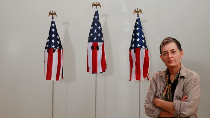 アート・デザイン・音楽 kkk Professor's artwork uses US flags to make KKK-style hoods | CNN