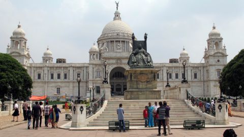 View of the Victoria Memorial in Kolkata, India, 18 May 2017. The building was built in honor of the Queen Victoria by the British Colonial powers in 1921. Today it holds a museum. Kolkata embodies the clashing of colonial splendour and bitter poverty - the German writer and literature nobel prize winner Guenter Grass saw the structural inequalities in 1975. He both loved and hated the city until his death. Photo by: Stefan Mauer/picture-alliance/dpa/AP Images