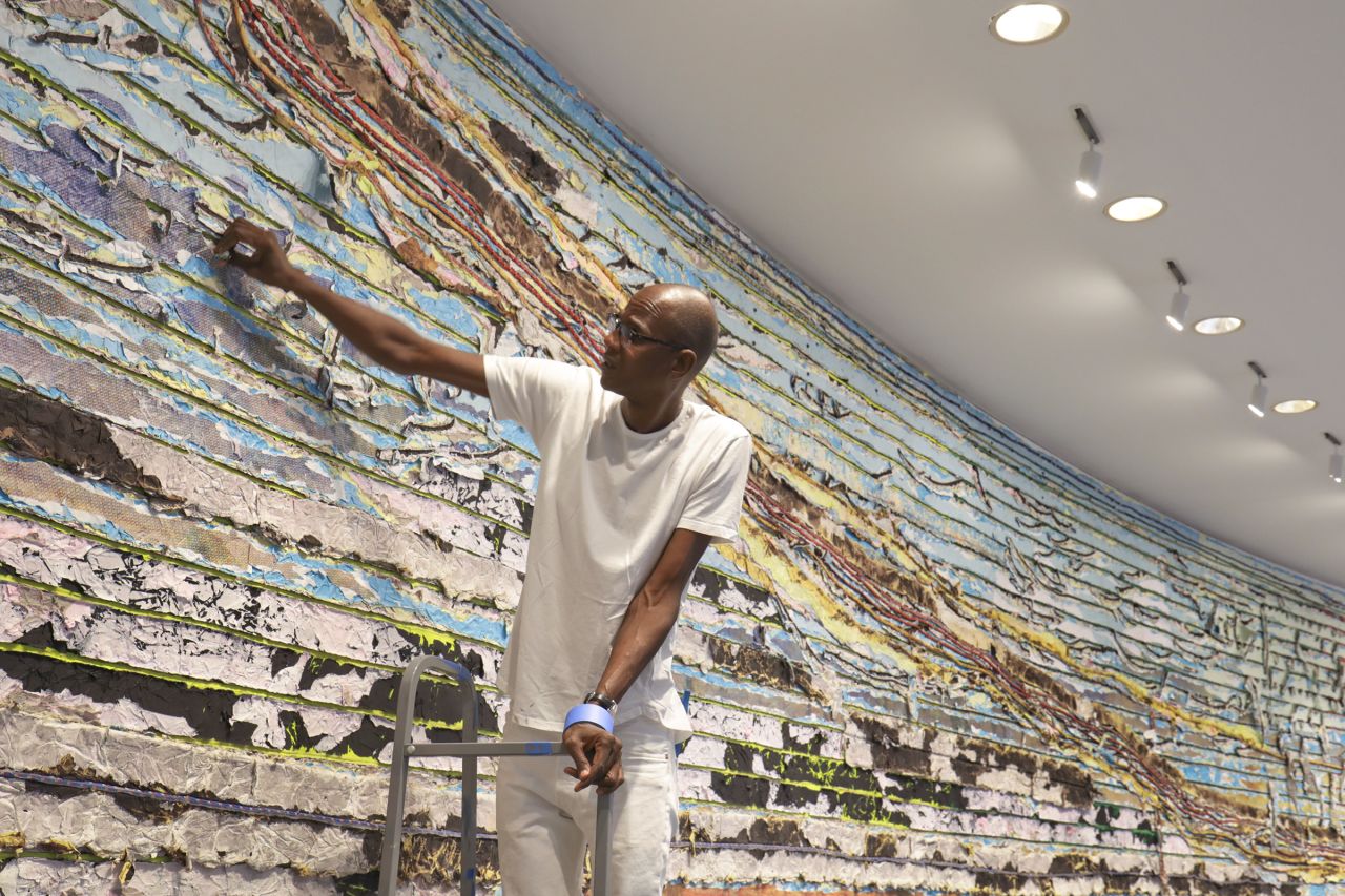 Mark Bradford at the Hirshhorn Museum and Sculpture Garden with details of "Pickett's Charge" (2017)
