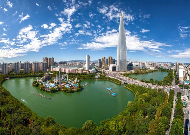 Opened in April 2017, the Lotte World Tower is Seoul's first supertall skyscraper, and is currently the fifth tallest building in the world. <br /><br /><strong>Height: </strong>555 meters (1819 feet)<br /><strong>Architect:</strong> <a href="index.php?page=&url=http%3A%2F%2Fwww.kpf.com%2Fabout%2Fprofile" target="_blank" target="_blank">Kohn Pedersen Fox Associates</a>