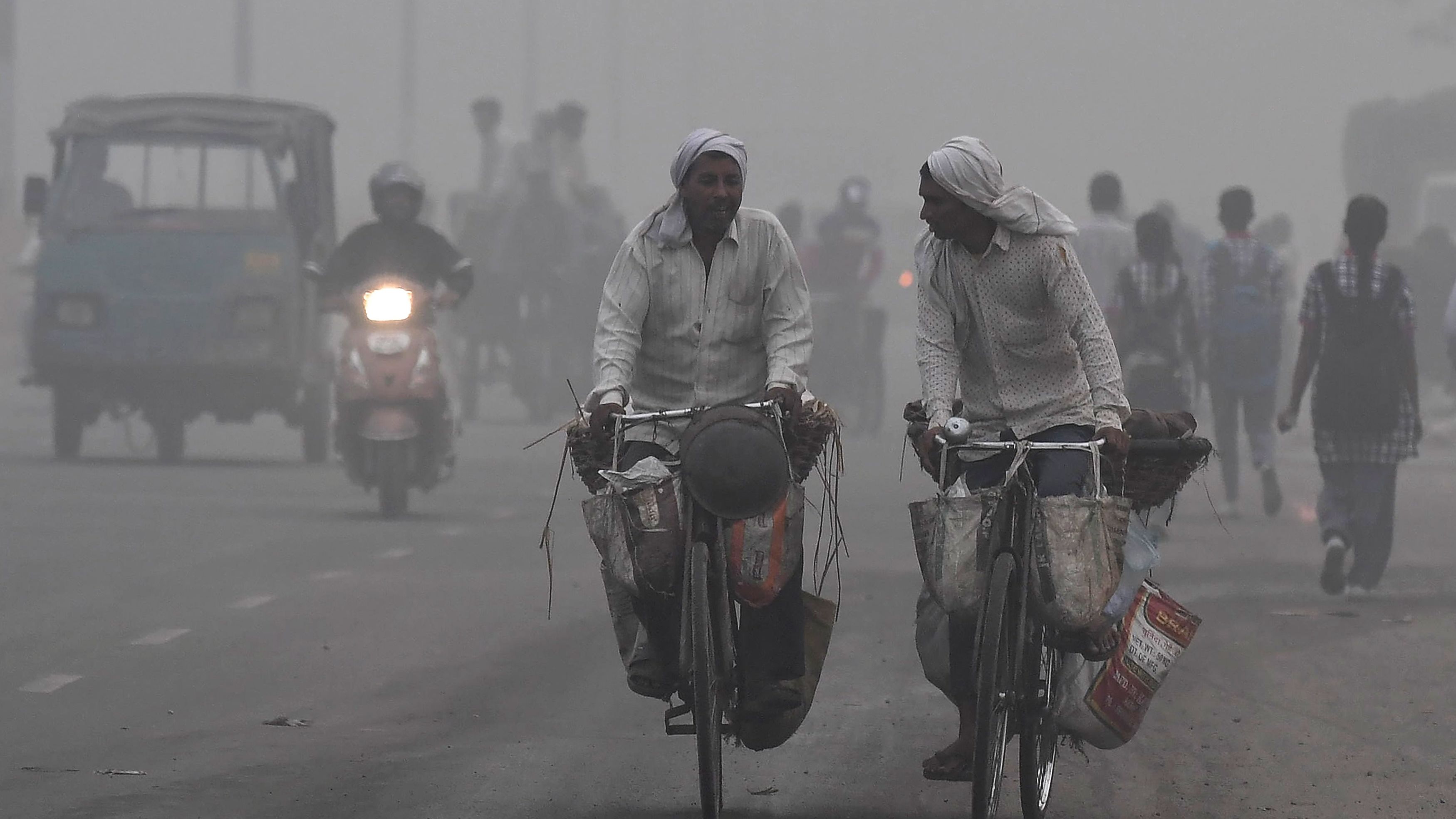 Commuters in the Indian capital make their way across the city amid heavy smog, November 7, 2017.