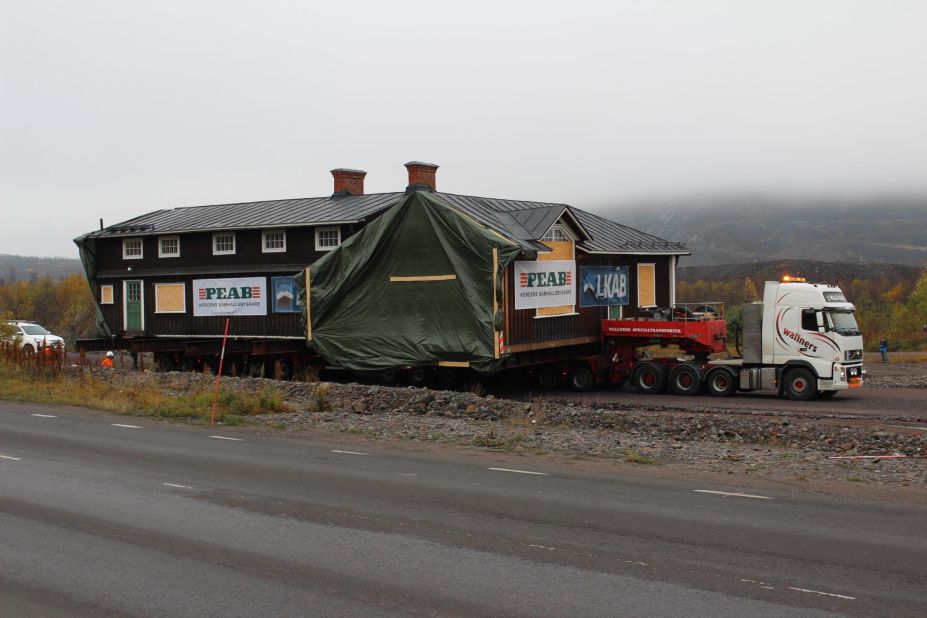 Hjalmar Lundbohmsgården, constructed between 1895 and 1909, was moved in September 2017. It was Kiruna's second building to be built.