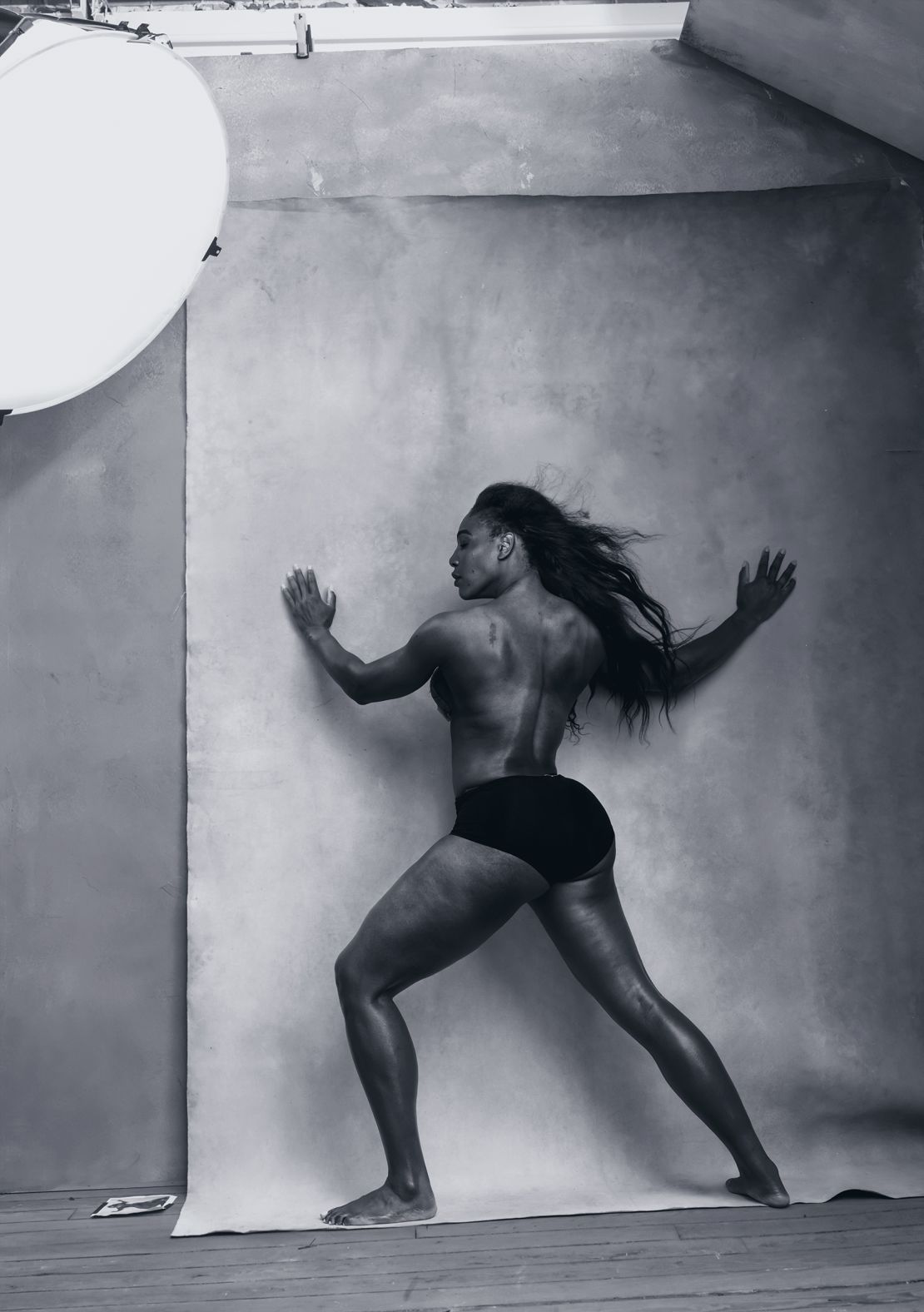 Pirelli's 2016 calendar, shot by Annie Leibovitz, featured Serena Williams and other strong female personalities. 