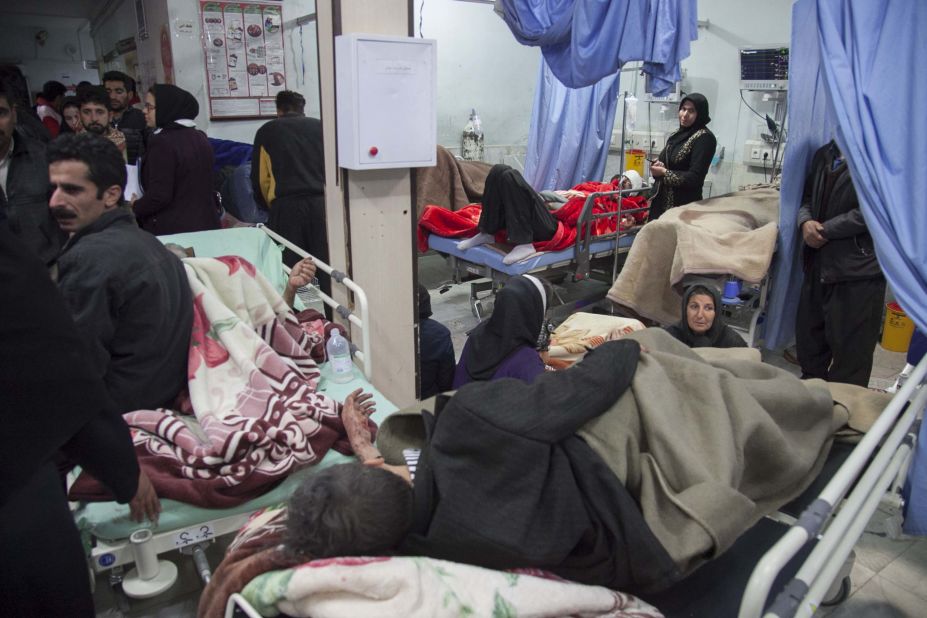 The injured receive treatment at a hospital in Sarpol-e Zahab on November 13.