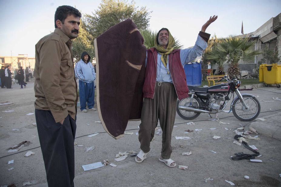 The aftermath of the quake in Sarpol-e Zahab.