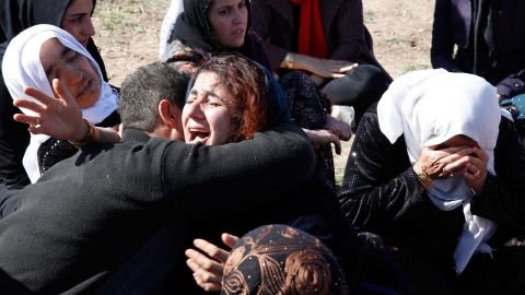 epa06326178 Iranian victims of the earthquake mourn around the wreckage of their home  in the city of Pole-Zahab in Kermanshah Province, Iran, 13 November 2017. According to media reports quoting Iranian officials, a powerful magnitude 7.2 earthquake hit the region along the border between Iran and Iraq on 12 November, killing at least 129 people and injuring over 300.  EPA-EFE/ABEDIN TAHERKENAREH