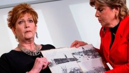 Attorney Gloria Allred (R) and Beverly Young Nelson hold up a picture showing a message and a signature of Roy Moore during a press conference on November 13, 2017, in New York, alledging that Roy Moore sexually assaulted Nelson when she was a minor in Alabama without her consent.
The US Senate's top Republican on Monday urged scandal-hit conservative Roy Moore to end his Senate campaign,  saying he believes the women who have accused the Christian evangelical candidate of sexual misconduct. / AFP PHOTO / EDUARDO MUNOZ ALVAREZ        (Photo credit should read EDUARDO MUNOZ ALVAREZ/AFP/Getty Images)
