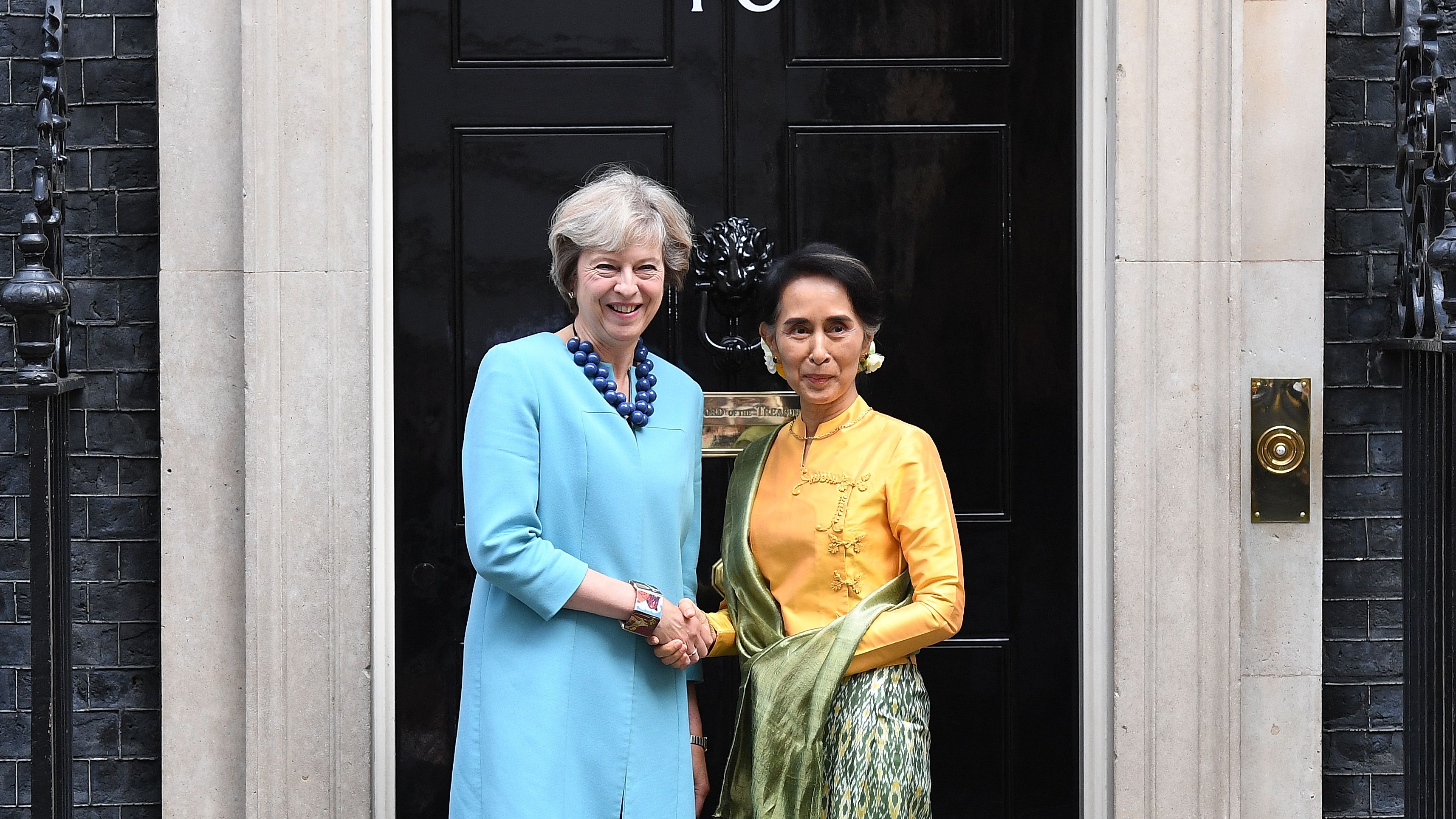 British Prime Minister Theresa May (left) greets Myanmar's de facto leader Aung San Suu Kyi in London on September 13, 2016.