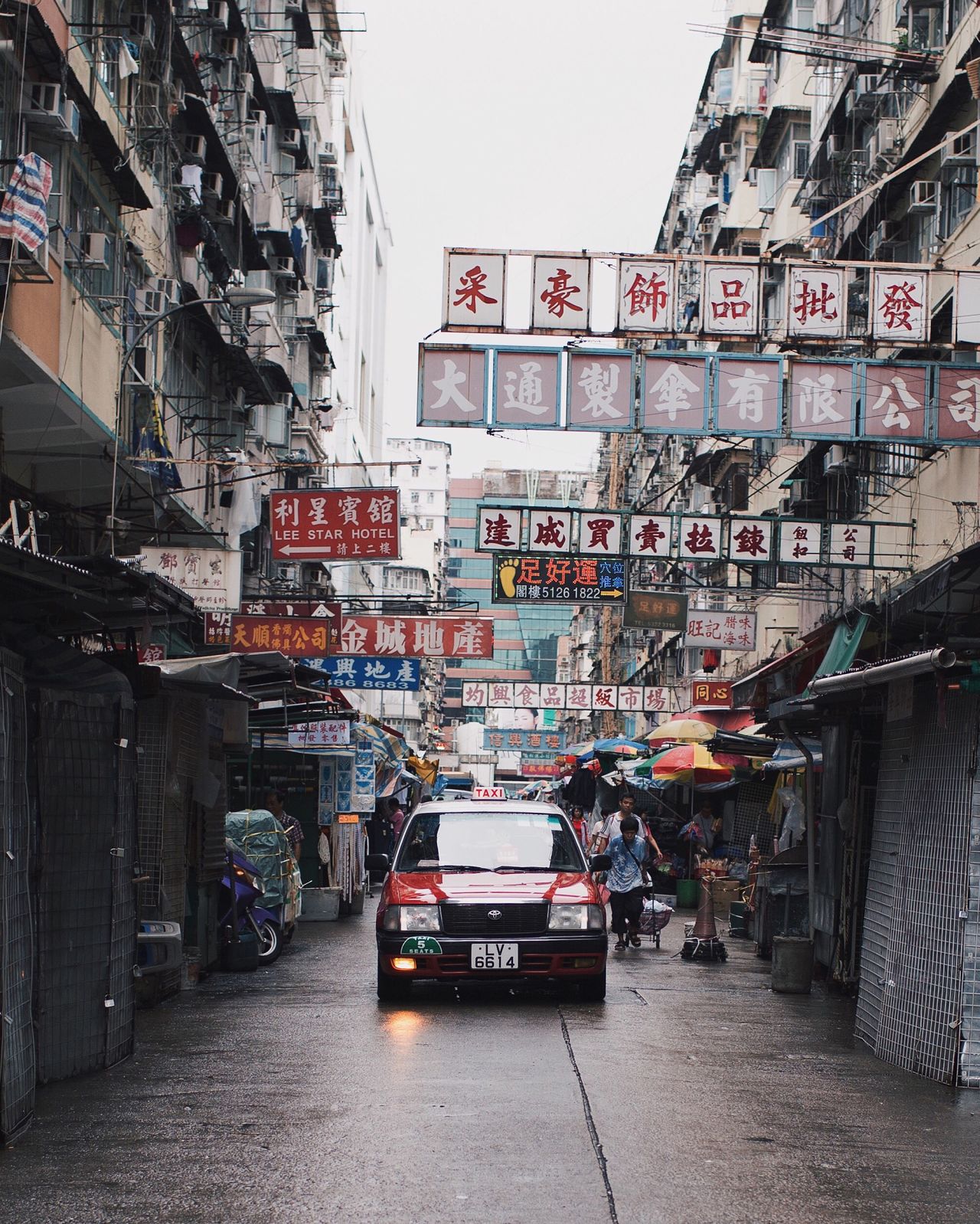 <strong>Elaine Li:</strong> Having grown up in Hong Kong, Li has always been curious about the many layers of her hometown. In her work "Headlight" she explores the disappearing neon signs of Sham Shui Po. 