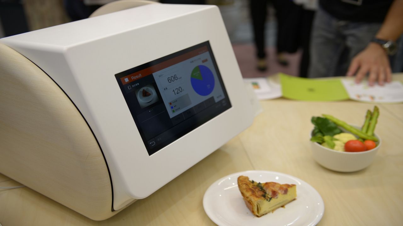 <a href="http://gccatapult.panasonic.com/en/calorieco/" target="_blank" target="_blank">CaloRieco</a> uses infrared signals to measure the nutrients of a meal, within an accuracy range of 20%, according to manufacturer Panasonic.  