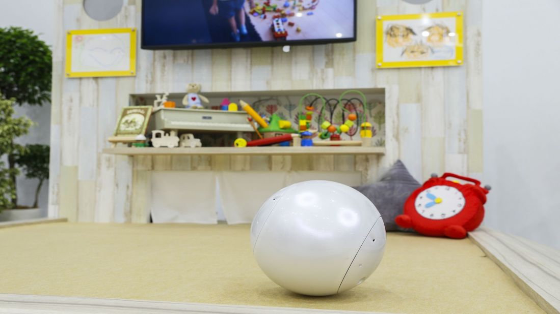 The bowling ball-shaped android can tell sleepy children to go to bed, download songs from the cloud to sing to little ones, and help children's educational development. 