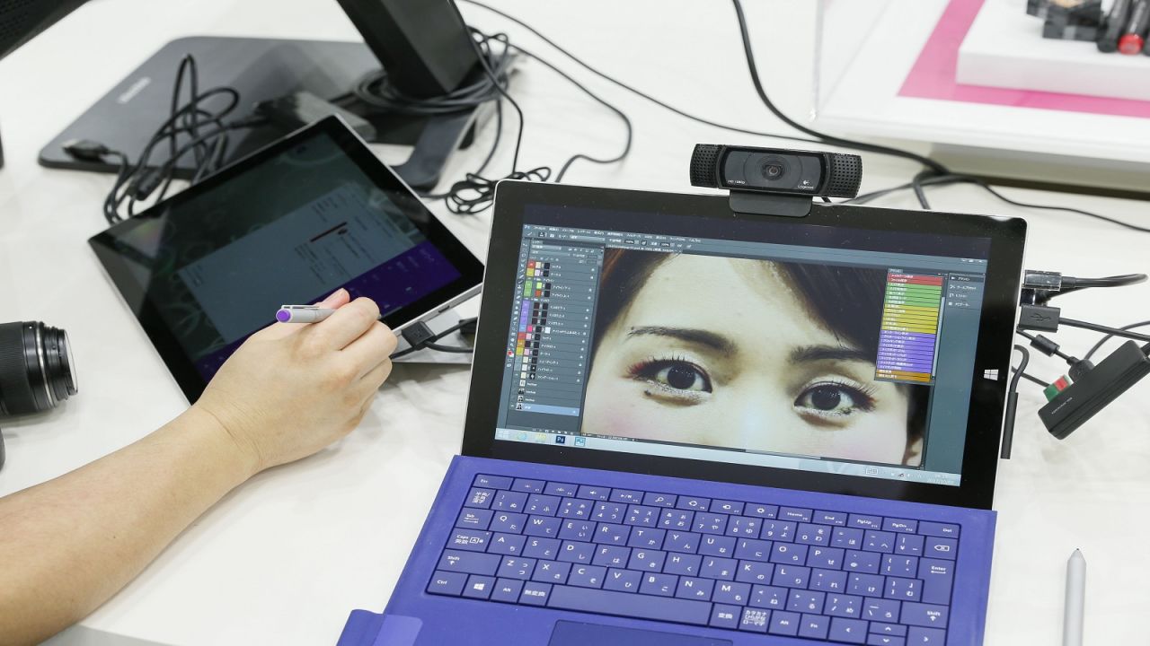 Panasonic's Makeup Design Tool features an editing software, which in video simulation mode uses a live video as its canvas. Users can apply makeup on their image, getting a realistic projection of their virtual makeover. 