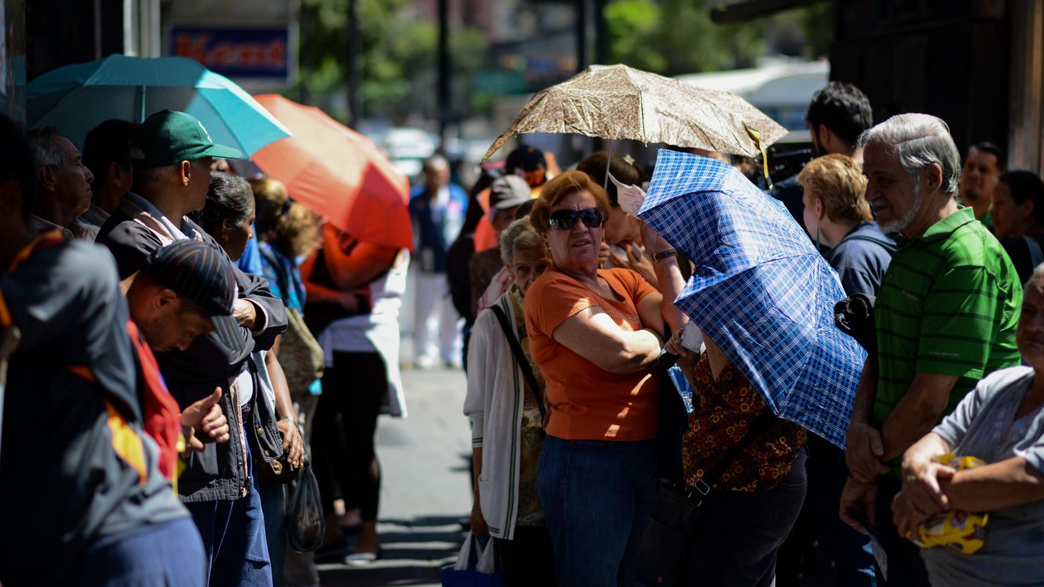 People queue outside a supermarket in Caracas to buy basic foodstuffs and household products on November 10, 2017.
In crisis-stricken Venezuela, the cost of the basic basket of goods soared to nearly 2.7 million bolivars in September, the equivalent of six minimum monthly wages.