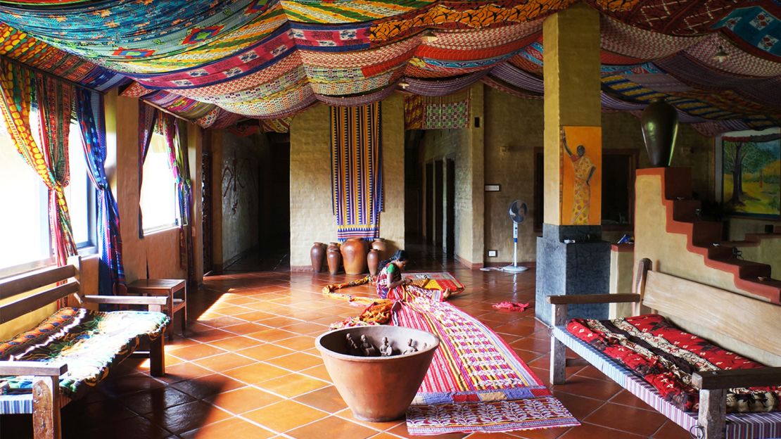 Cottages in Chandoori Sai are decorated with Gujarati saris, antiques and local crafts. 