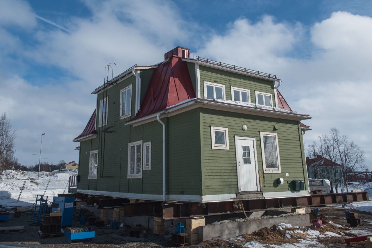 Ingengörsvillan followed in the footsteps of the historic Bläckhorn residential building, pictured here in preparation for its move. (jonassundberg.se / www.instagram.com/lightnw)