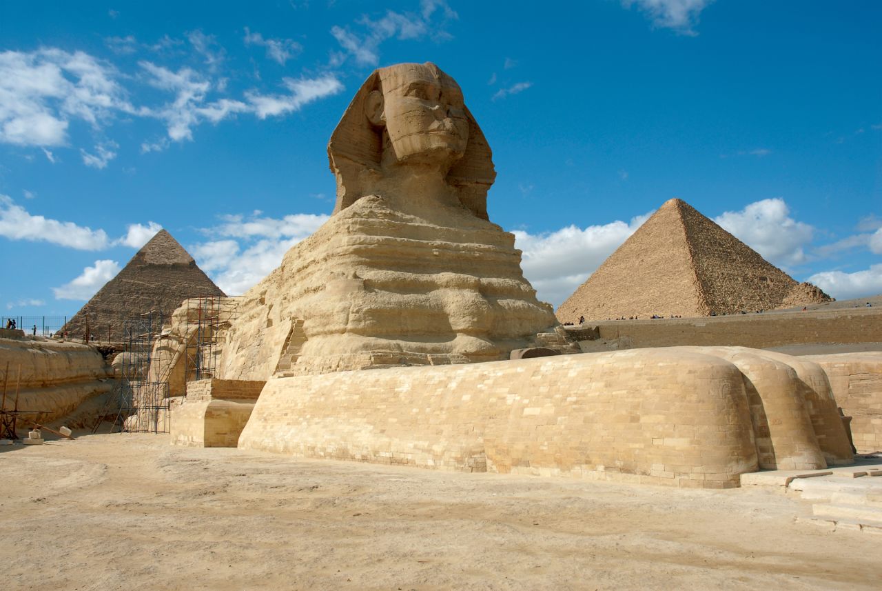 The Great Sphinx was carved from solid limestone in the 4th dynasty. With the body of a lion and the head of a man, Egyptologists Mark Lehner and Zahi Hawass believe it was the pharaoh Khafre who commissioned the monument. Unlike the sphinx of Greek antiquity, it does not feature a pair of wings. 