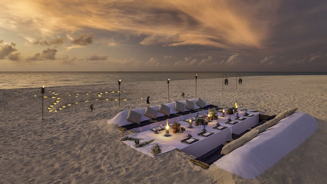 <strong>Dream Island Beach Dinner: </strong>Guests of Hurawalhi can arrange private dinners on the resort's offshore "Dream Island."