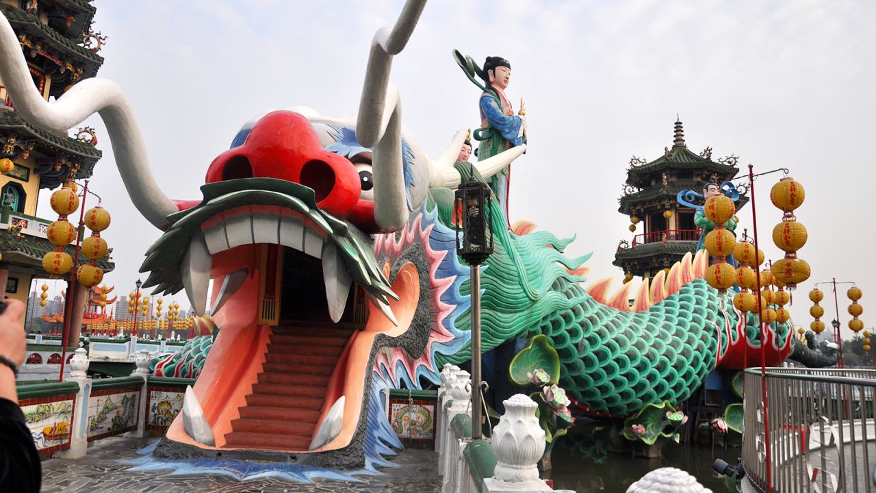 <strong>The Dragon and Tiger Pagodas: </strong>The two seven-story pagodas guarded by crouching tiger and dragon statues. Visitors enter through the dragon's mouth into a tunnel (inside the dragon's body) with walls embellished with carvings. 
