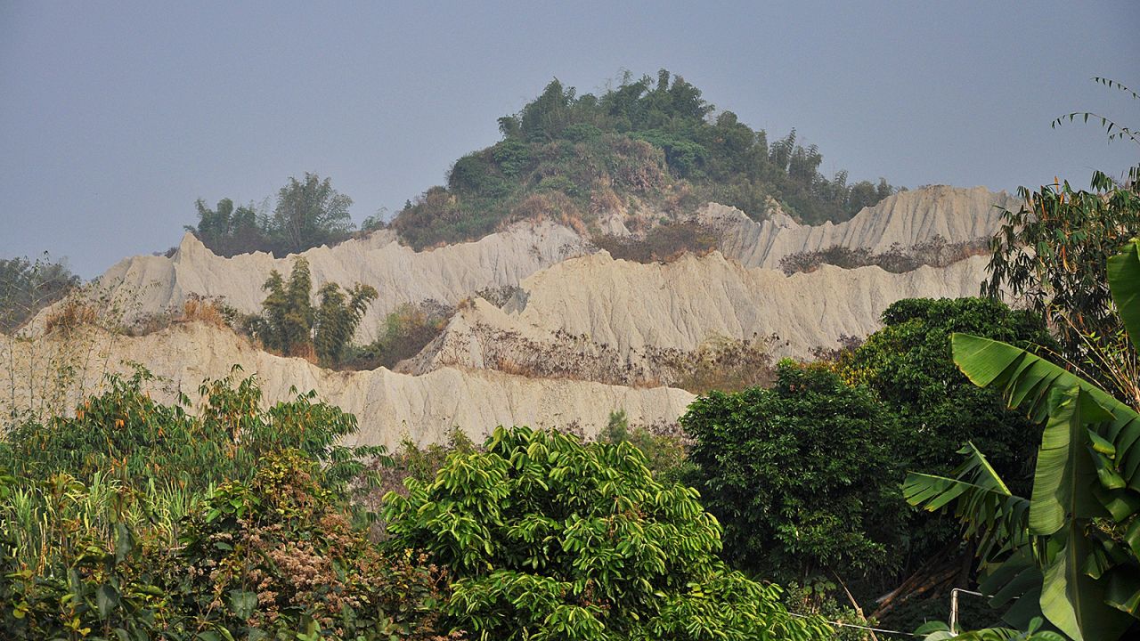 <strong>Tianliao Moon World: </strong>The northern side of Kaohsiung is known for Tianliao, a stretch of heavily eroded hillside. Moon World is set up for visitors to enjoy this "badlands" scenery.