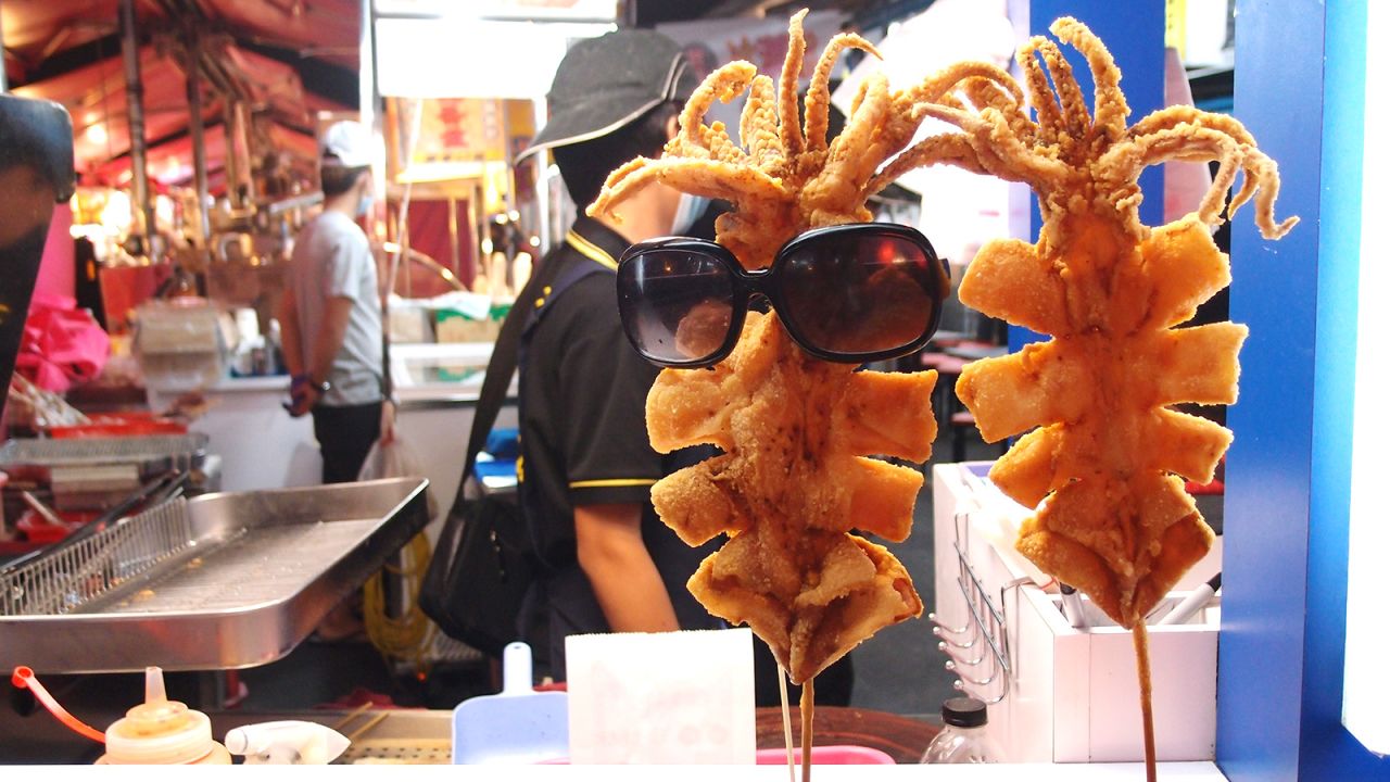 <strong>Night markets:</strong> Jin-Zuan wins over visitors over with delicious beer shrimp, handmade, pan-fried noodles and luxury, lounge-like toilet facilities. Kaisyuan wows visitors with a mini Phra Phrom (four-faced Buddha) and hand-squeezed Bin Bin lemon juice.