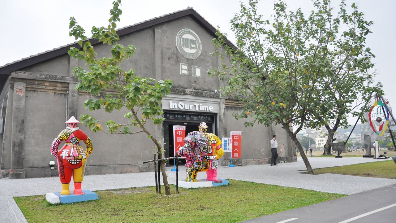 <strong>Pier-2 Art Center: </strong>Here warehouses have become art spaces, coffee shops and theaters. In Our Time is a gallery/restaurant/live music house/radio station. Diners can oversee the in-house web radio station from the restaurant.