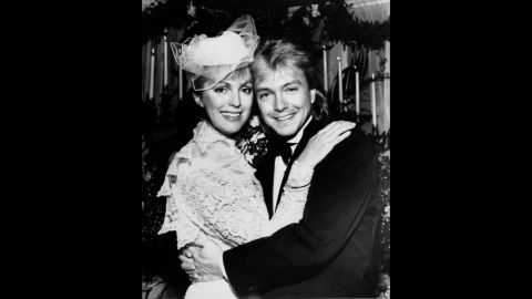 Cassidy embraces new bride Meryl Tanz in Easton, Maryland, on December 15, 1984.  Their marriage lasted only about a year.