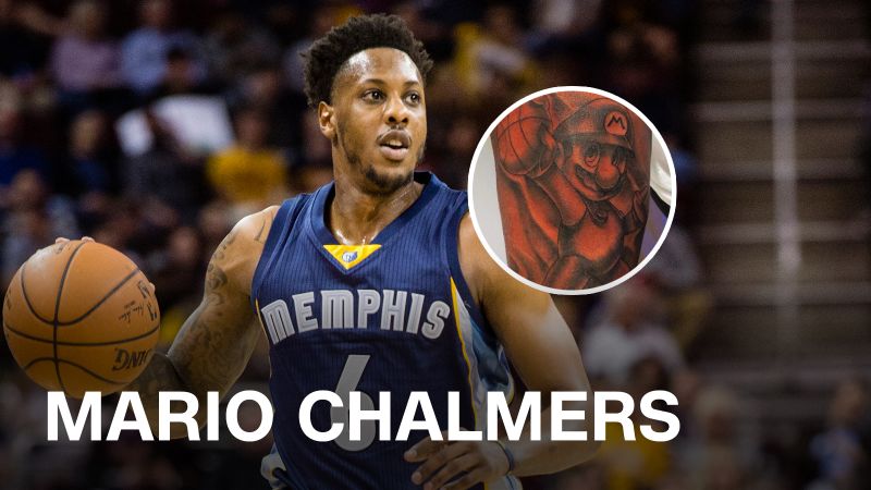 Darrell Arthur of the Memphis Grizzlies shows the tattoo on his back  Fotografía de noticias  Getty Images