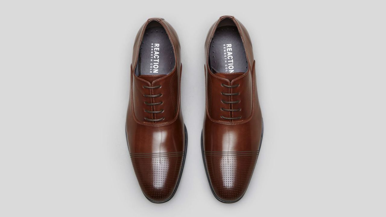 <strong>K: Kenneth Cole Big Wh-eel-s Cap Toe Oxford ($69; </strong><a href="http://www.anrdoezrs.net/links/8314883/type/dlg/sid/1217azgiftguide/https://www.kennethcole.com/men/shoes/oxfords/big-wh-eel-s-cap-toe-oxford-SFH6SY004.html?dwvar_SFH6SY004_color=901&dwvar_SFH6SY004_size=50395" target="_blank" target="_blank"><strong>kennethcole.com</strong></a><strong>) </strong>