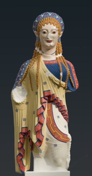This reconstruction of the so-called Chios kore from the Akropolis in Athens is made of crystalline acrylic glass, with applied pigments in tempera. Traces of color on the skin and blue and red on the clothes were recorded at the time of discovery in the 1880s.