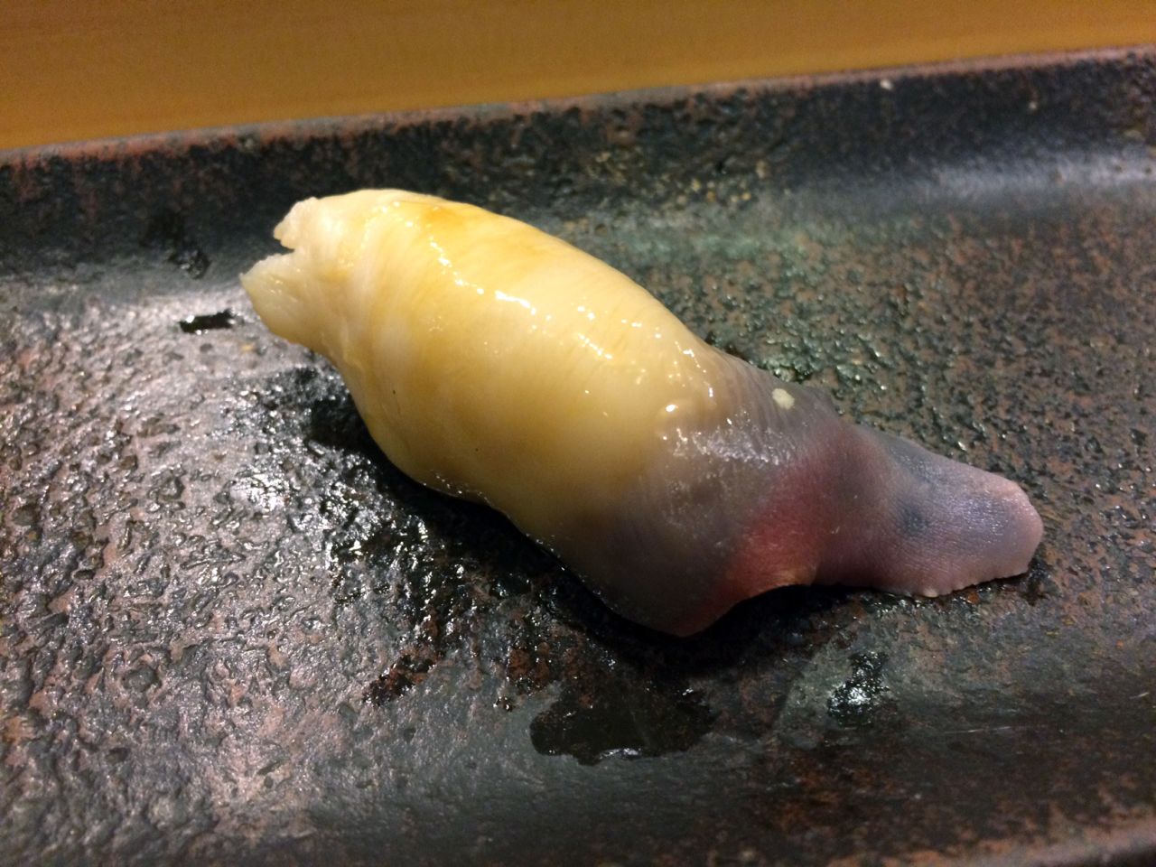 <strong>Sakhalin surf clam</strong>: A specialty of the northern Hokkaido region, <em>hokkigai </em>surf clams have unique characteristics. When dunked in hot water, the tip turns purple and sweet.  