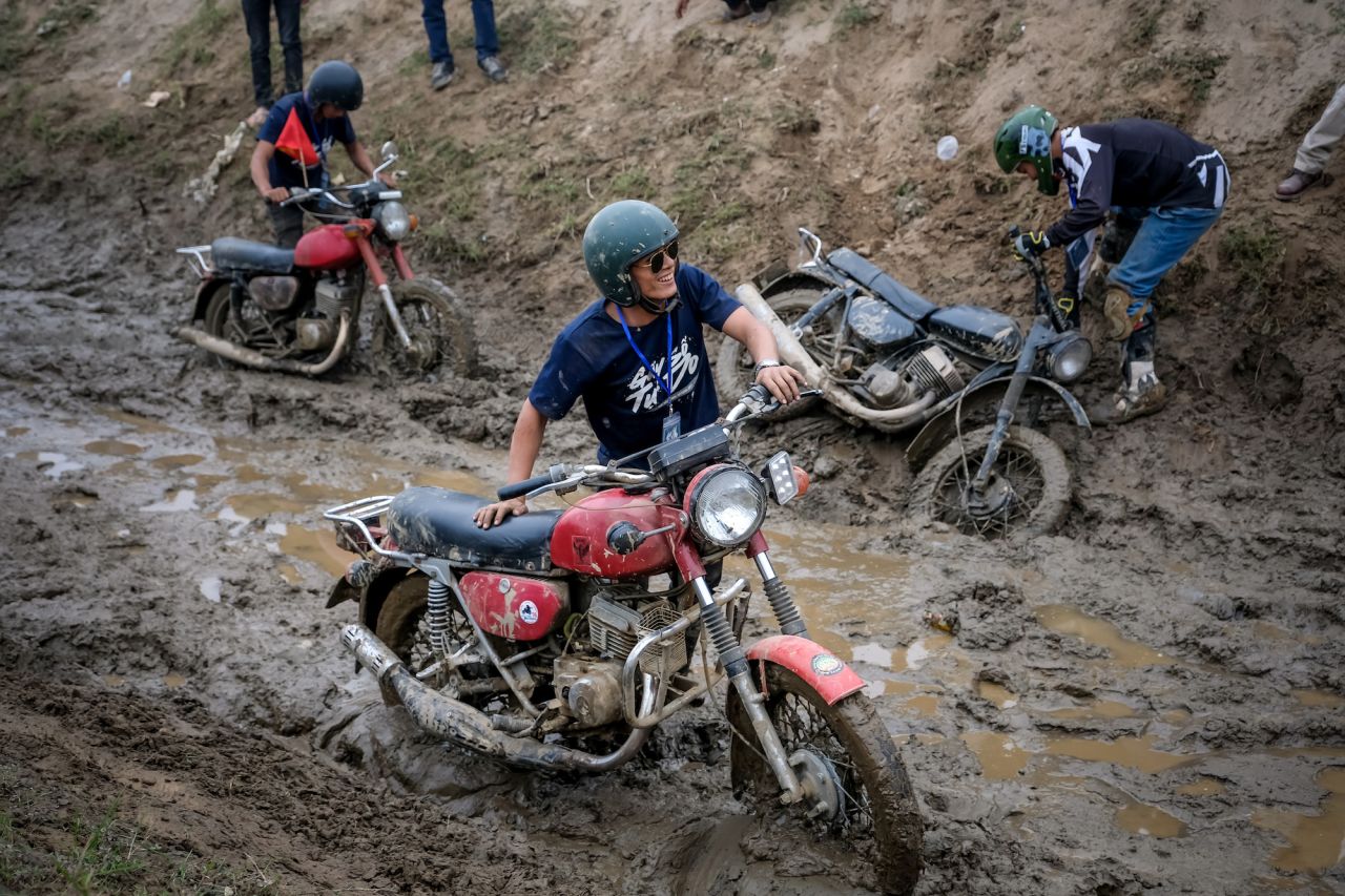 <strong>Nation-wide fans: </strong>Gia Huu (center), drove over 1,000 kilometers from Pleiku to Hanoi to attend the off-road tournament.
