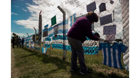 A woman hangs a message for the missing crew Thursday on a fence at the Mar del Plata navy base.