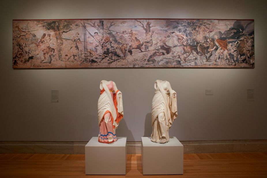 This marble figure from the second century BC retained various traces of its original colors, some even apparent to the naked eye. Egyptian blue and pink madder were found in abundance around the garment near the right foot. These were used as guideline to create the reconstruction, shown on the left next to the original.