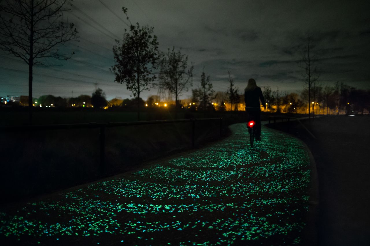 The Van Gogh Path, also by Studio Roosegaarde, is a 600-meter bike path lit by a coating on the road surface that gathers sunlight and emits energy in the evening.