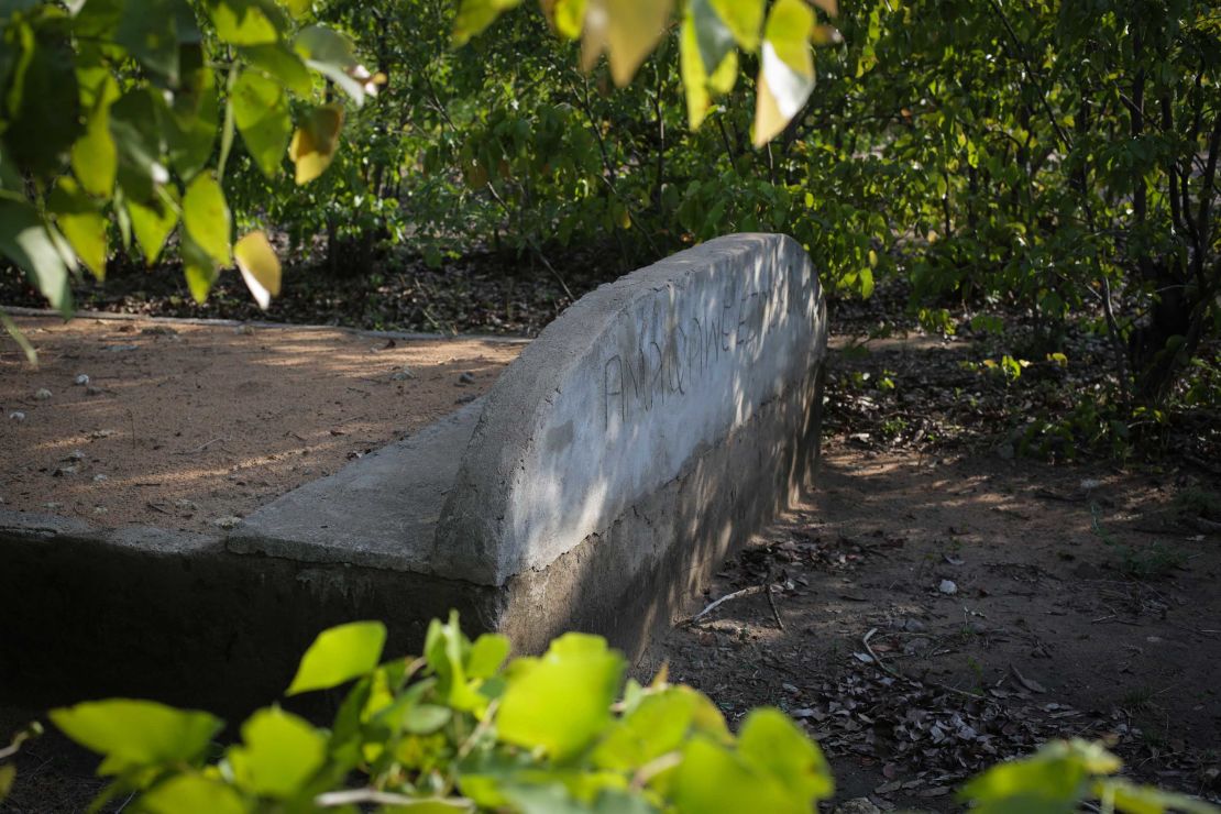 "Heroes of Zimbabwe" is handwritten in Ndebele onto  concrete near the mass grave. 