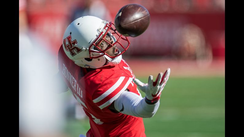 Houston's Linell Bonner tries to make a one-handed catch during a college football game against Navy on Friday, November 24.