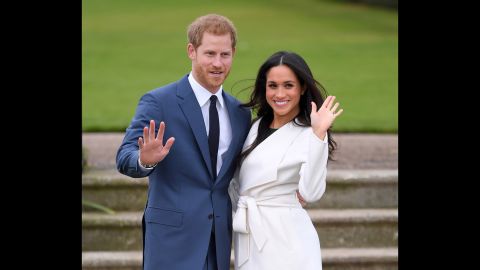 Harry and Markle take photos at Kensington Palace to announce their engagement.