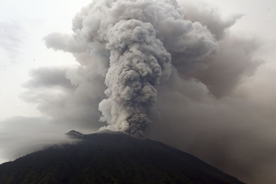 Ash and debris erupt from Mount Agung on November 28.Thick ash started shooting thousands of meters into the air above Mount Agung on Saturday, November 25.